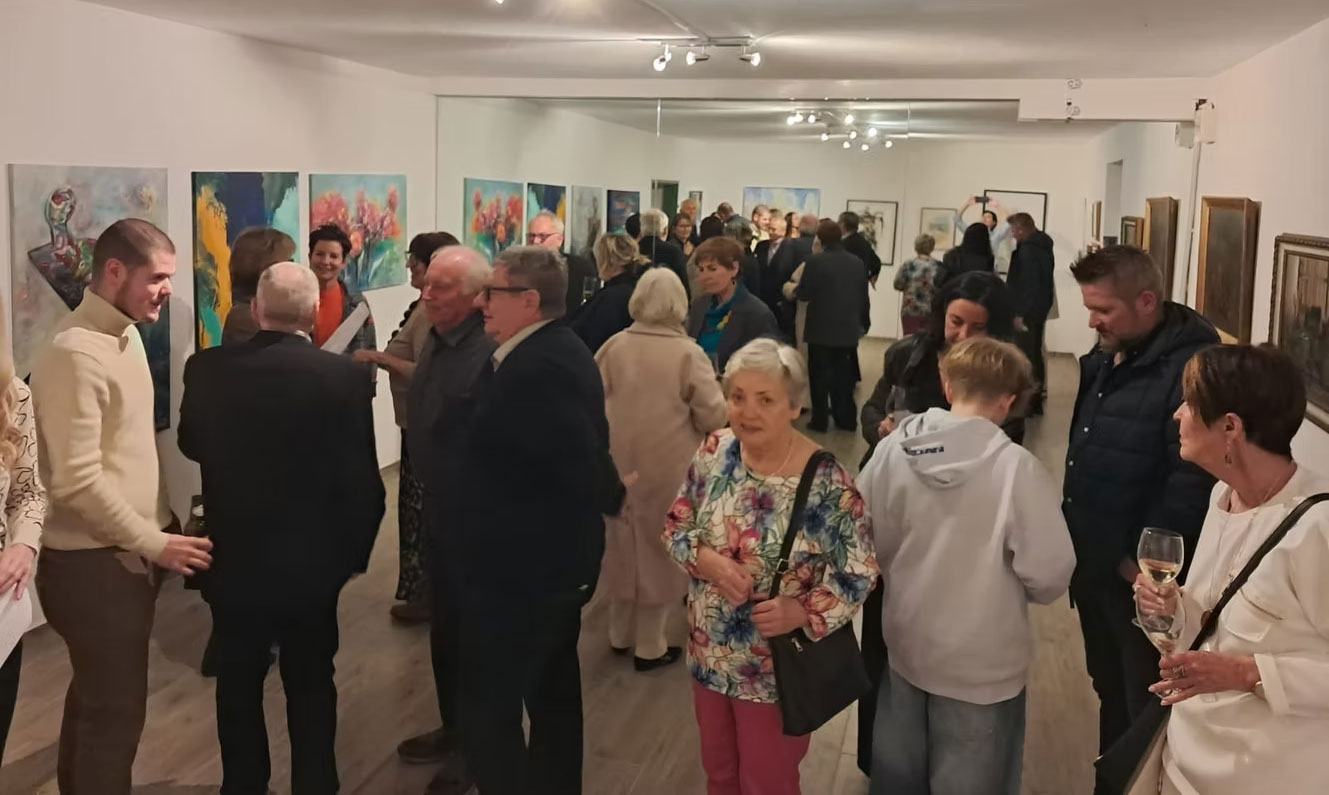 Vernissage mit Gästen vor Werken der Sammlung Gegenhuber
